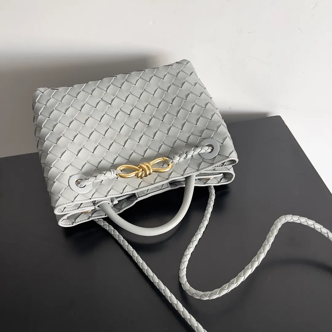 The 2023 new Andiamo batch of 1860 BV has been shipped‼ ️Really popular🔥The new Andiamo woven handbag launched by Bottega Veneta this season is really popular all over the world! ! Celebrities at home and abroad have worn it, and Oscar-winning actress Michelle Yeoh has taken it out on the street. Song Jia, Trai Yara, Yu Feihong, Sanji Ayaka, Rosie Hunting-Whiteley, Yoshioka Riho, etc. have all picked up this bag. It is classic and versatile, showing off its temperament, and the bag capacity is also large, which is very convenient for daily commuting! ! A variety of carrying methods, the shoulder straps can be adjusted by yourself, the original lambskin feels soft and delicate, and the neutral style is made to break gender boundaries and bring a more practical and longer-lasting use experience. Andiamo, which has both elegant and casual styles, perfectly interprets the true appearance of "fashionable old money style". Style number: 743568 Size: 25*22*10.5cm